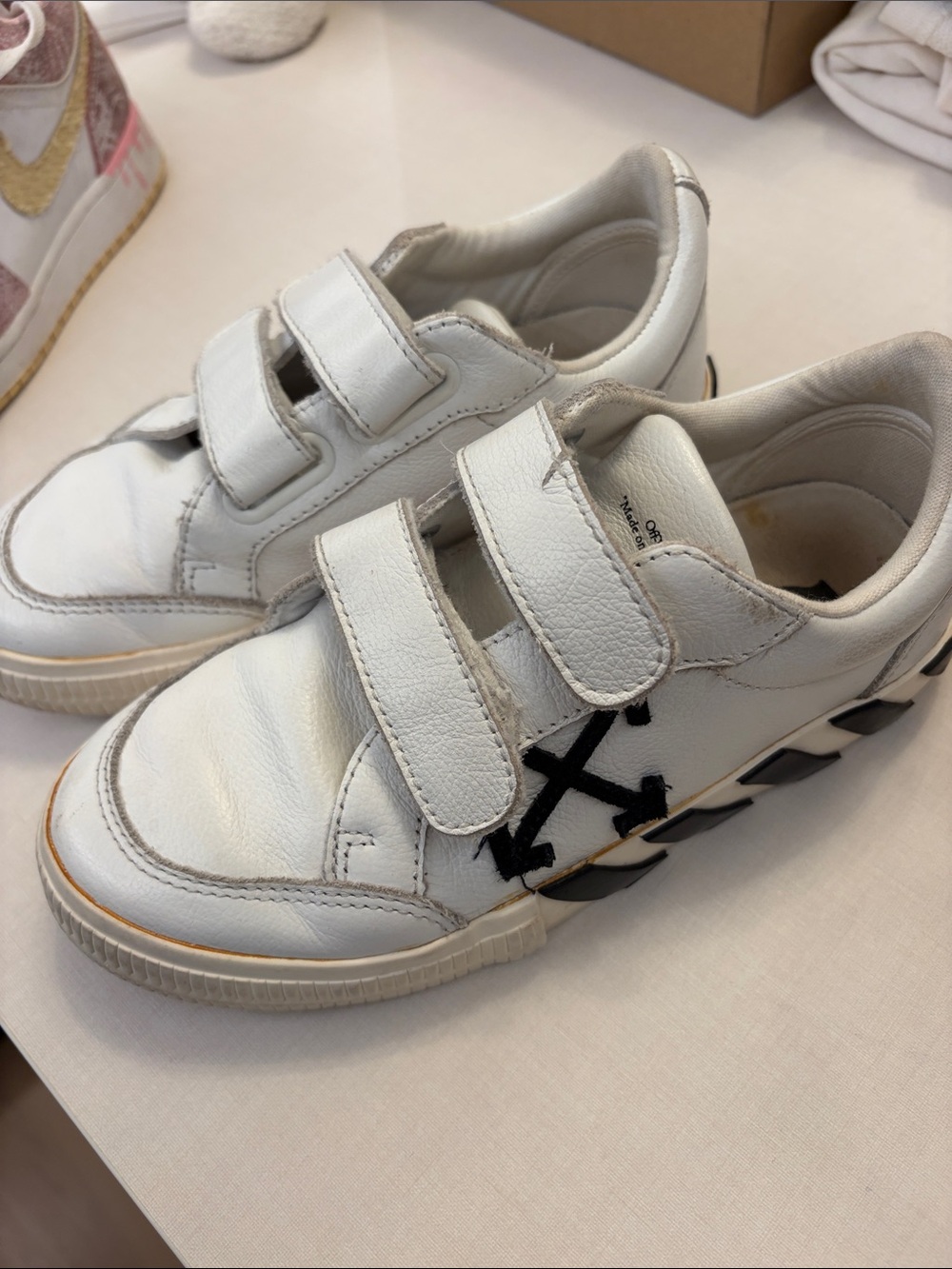 Off-White White Kids Sneakers with Black Arrow Detail